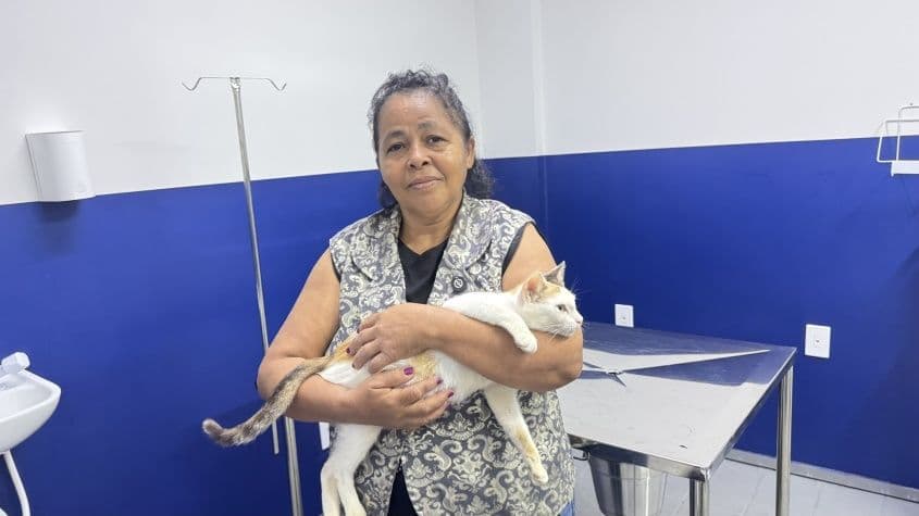 Janicleide Silva cuida de 13 gatos e tem utilizado o equipamento para dar assistência aos pets. Foto: Wilson Smith/ Ascom Sebema