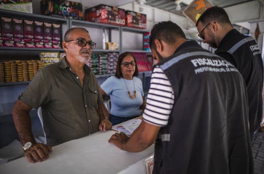 Para o funcionamento seguro desses estabelecimentos, é necessário um alvará de funcionamento, que comprova que o local está apto para comercializar os fogos. Foto: Alisson Frazão / Secom Maceió
