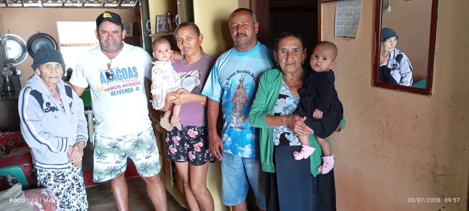João Manoel Graças (camisa azul e bigode) ao lado de familiares, em Olivença, Sertão de Alagoas.
