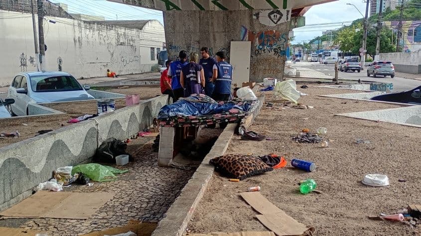 Atendimento da equipe na Praça Bonfim. Foto:Ascom Semdes