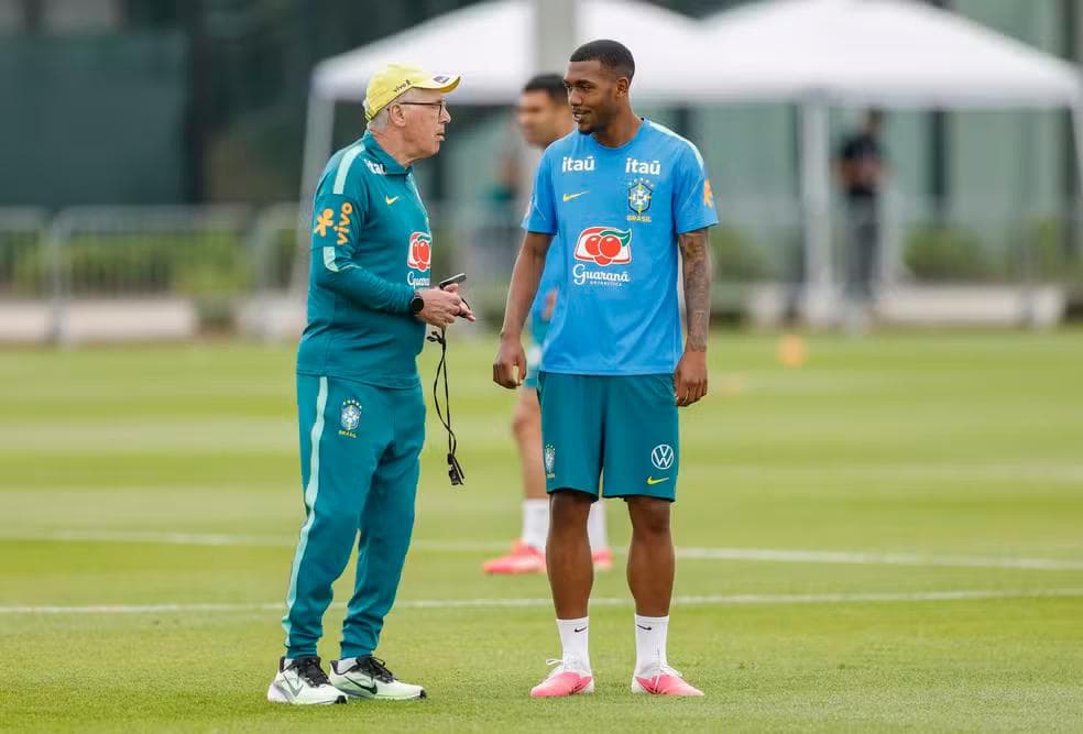 Carlo Ancelotti e Rayan conversam em treino da seleção brasileira — Foto: Rafael Ribeiro / CBF