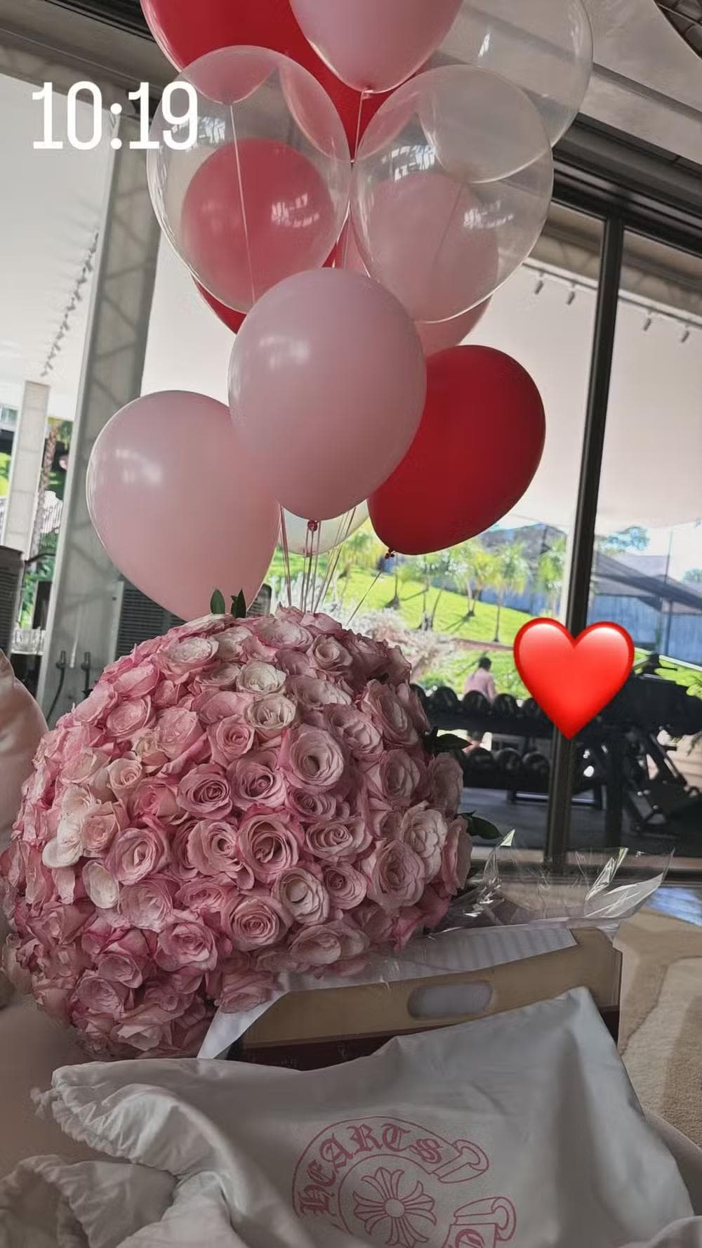 Virginia mostra presentes que ganhou de Vini Jr — Foto: Reprodução/ Instagram