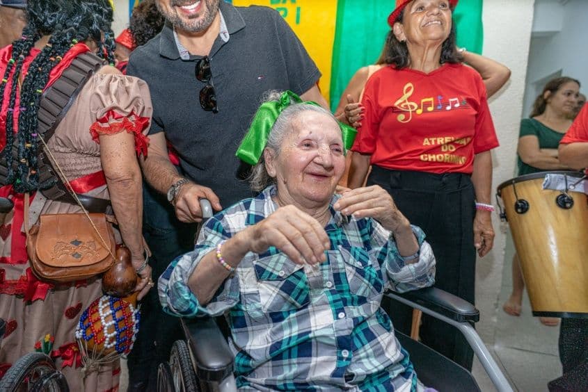 Dona Nilda festejando a melhor época do ano. Foto: Allan César/Ascom Semdes