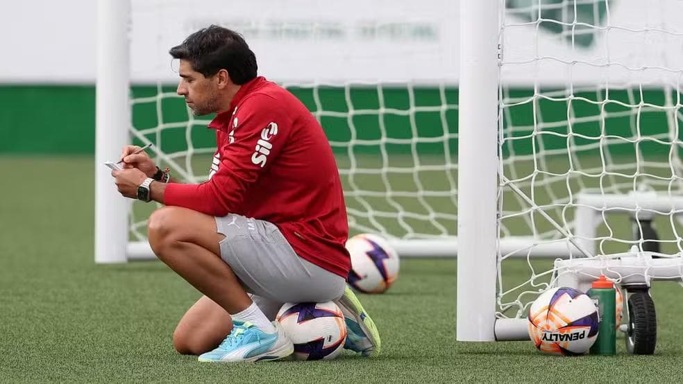 Abel Ferreira faz anotações durante treino do Palmeiras na Academia de Futebol — Foto: Cesar Greco