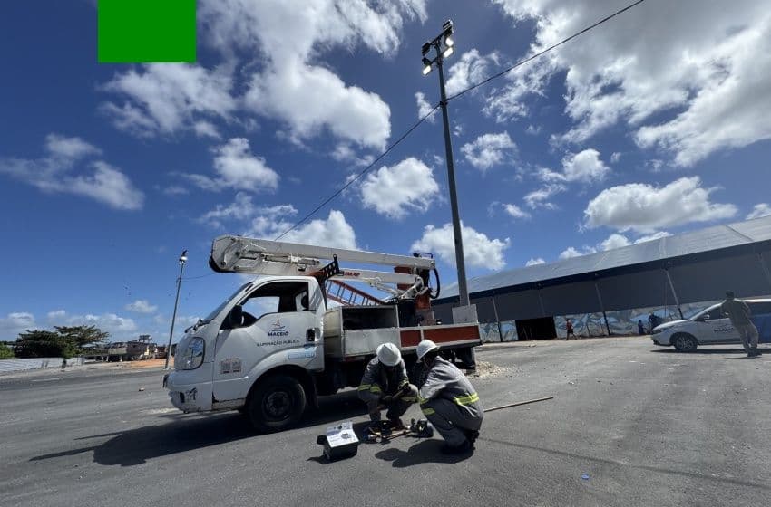 Técnicos ajustam equipamentos para iniciar a instalação de postes de fibra de vidro no novo Mercado. Foto: Bia Rodrigues/ Ascom Ilumina