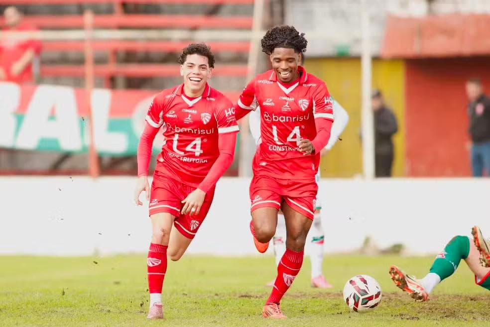 Comandado pelo técnico Paulo Henrique Marques, São Luiz será o próximo adversário do CSA — Foto: Ricardo Marchetti