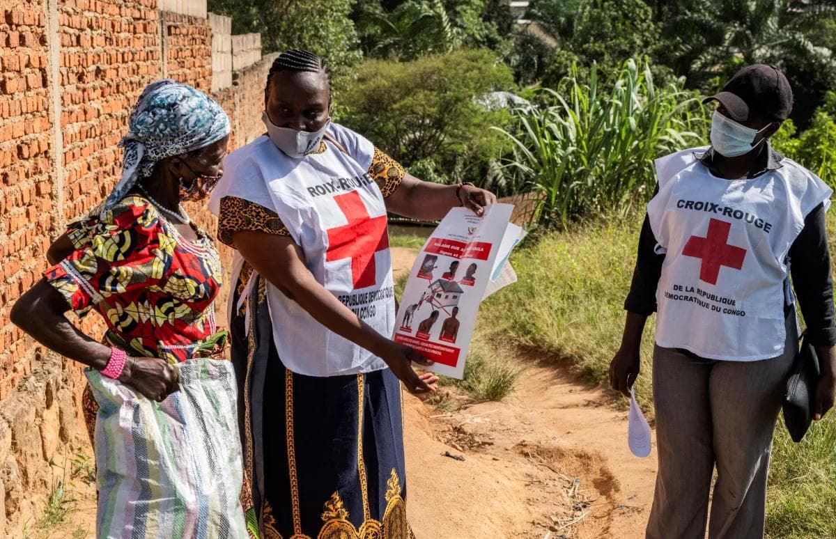Funcionários da Cruz Vermelha buscam aumentar conscientização sobre Ebola em Bunia, República Democrática do Congo 25 de maio de 2026 REUTERS/Stringer • REUTERS