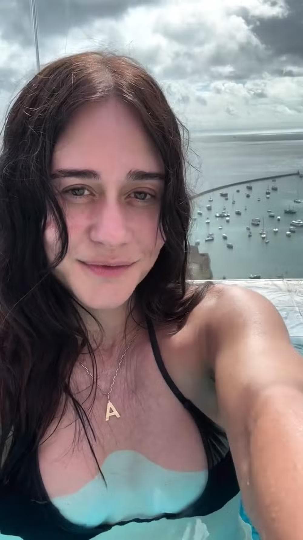 Alessandra Negrini se refresca — Foto: Reprodução/ Instagram @alessandranegrini