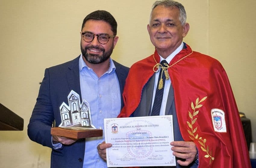 Presidente da FMAC, Myriel Neto, recebe o Prêmio Théo Brandão em cerimônia promovida pela Academia Alagoana de Cultura. Foto: Ascom FMAC