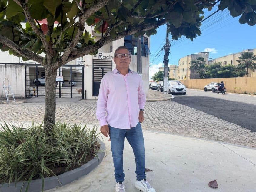 Luiz Simão conta que o local, antes tomado pelo lixo e pelo abandono, hoje se tornou um espaço de convivência para as famílias. Foto: Isabella Vieira/Ascom Seminfra