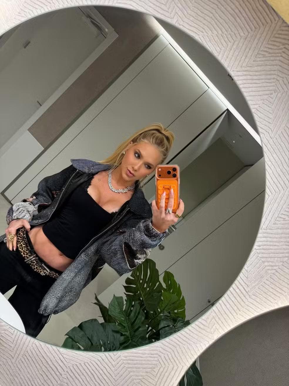 Virginia usa jaqueta com rosto de Vini Jr., vai a jogo do craque e ganha declaração: 'Te amo' — Foto: Reprodução / Instagram