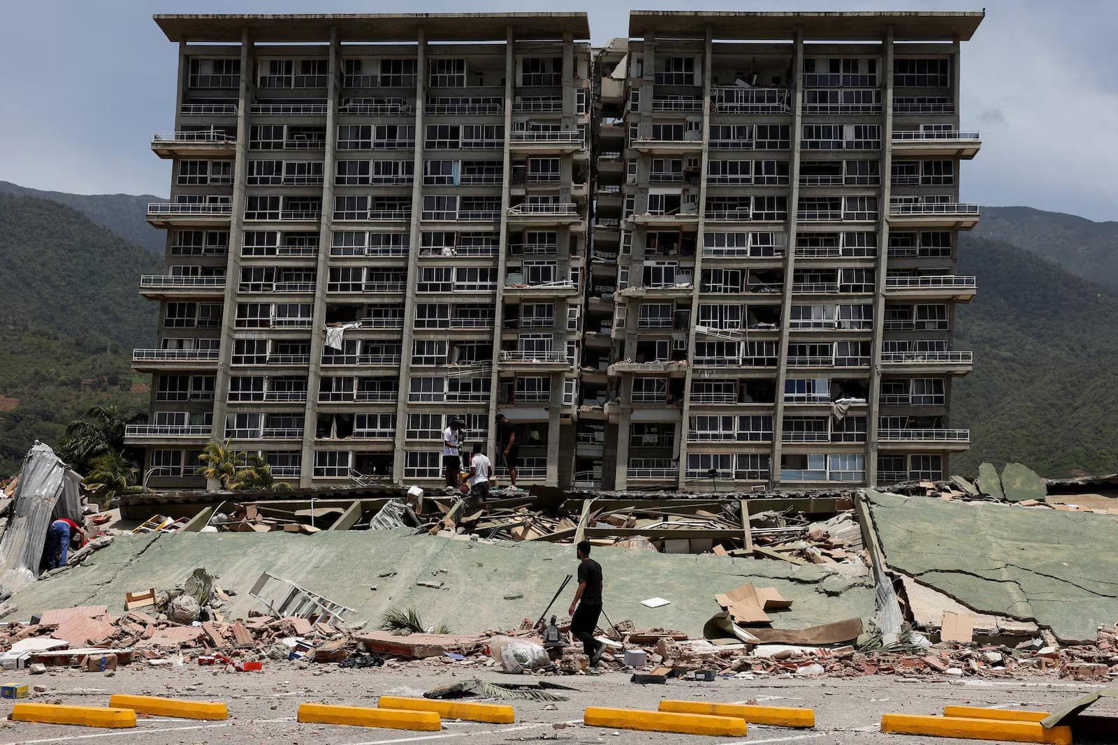 Gaby Oraa/Reuters