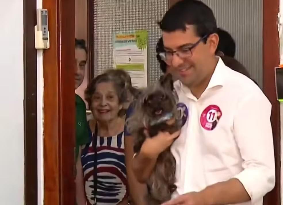 Marcelo Queiroz durante votação na última eleição para prefeito. No colo, a cachorrinha Rufina. — Foto: Reprodução/ TV Globo