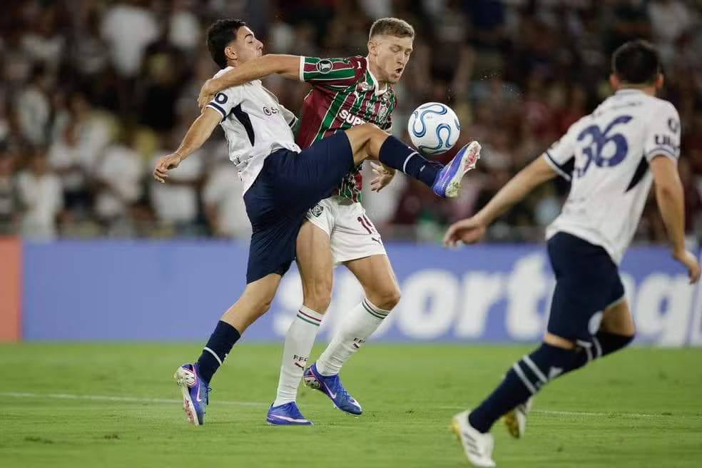 Bottari disputa a bola com Castillo durante partida entre Independiente Rivadavia e Fluminense — Foto: Ruano Carneiro/Getty Images