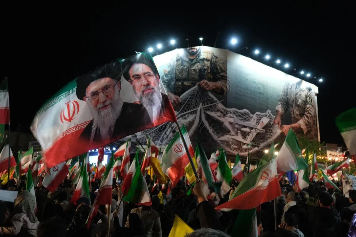 Bandeiras do líder supremo do Irã, Mojtaba Khamenei, e seu pai, o aiatolá Ali Khamenei, na Praça da Revolução, em Teerã • Kazemi/Getty Images