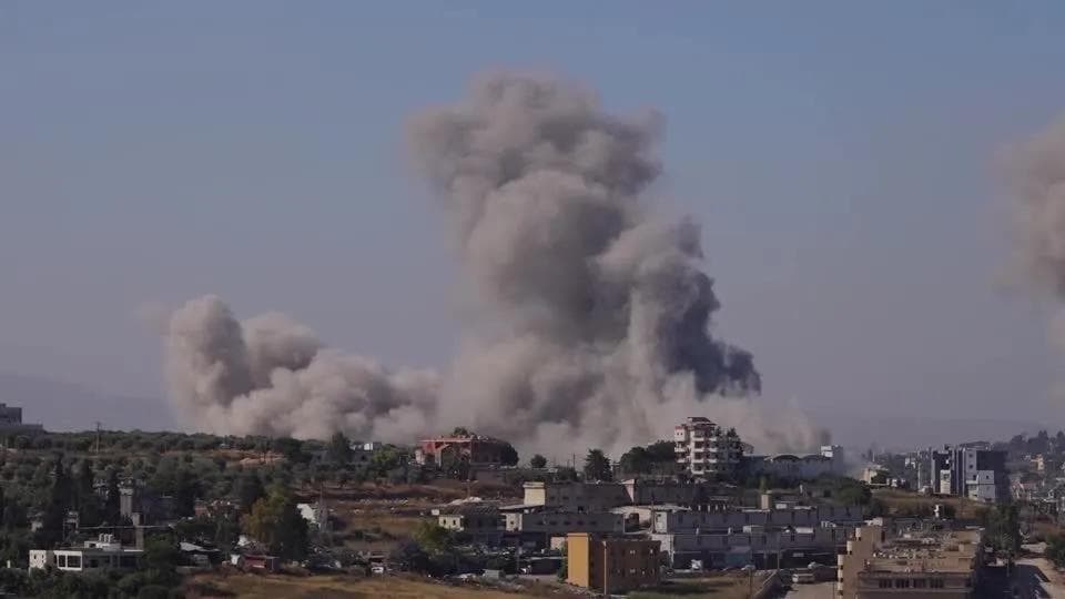 Fumaça em Nabatieh, no sul do Líbano, após ataques israelenses • Reuters
