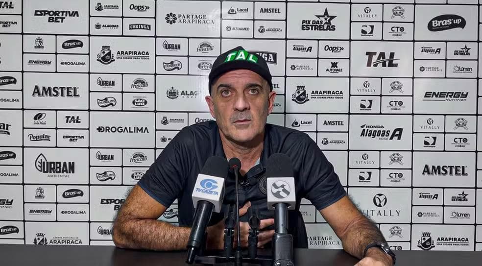 tamar Schülle, técnico do ASA, vai comandar o time neste domingo — Foto: João Victor/ASCOM ASA