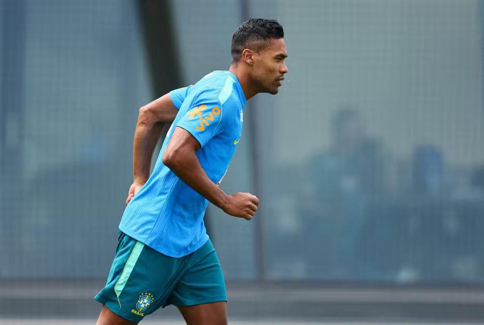 Alex Sandro treino Seleção Brasil — Foto: Caean Couto/Reuters