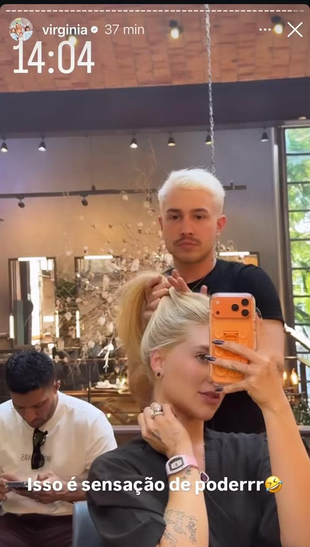 Virginia Fonseca retoca cabelo e unhas antes de embarcar aos EUA — Foto: Reprodução/Instagram