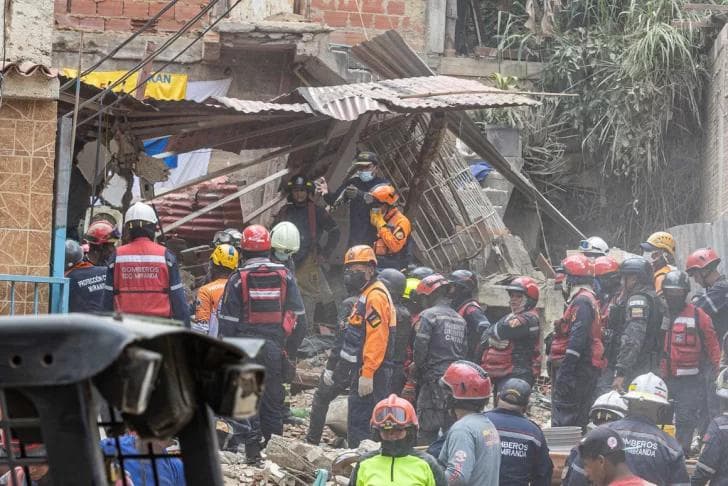 Equipes de resgate trabalham pelo terceiro dia consecutivo na Venezuela em busca de sobreviventes após terremotos que causaram destruição e mobilizaram ajuda internacional. Foto: Divulgação/Equipe de resgate.