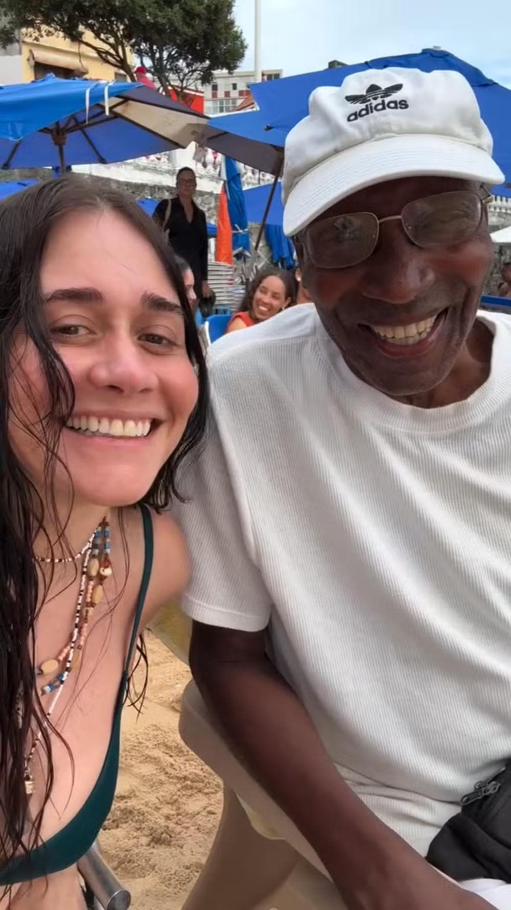 Acompanhada, Alessandra Negrini posa na praia — Foto: Reprodução/ Instagram @alessandranegrini