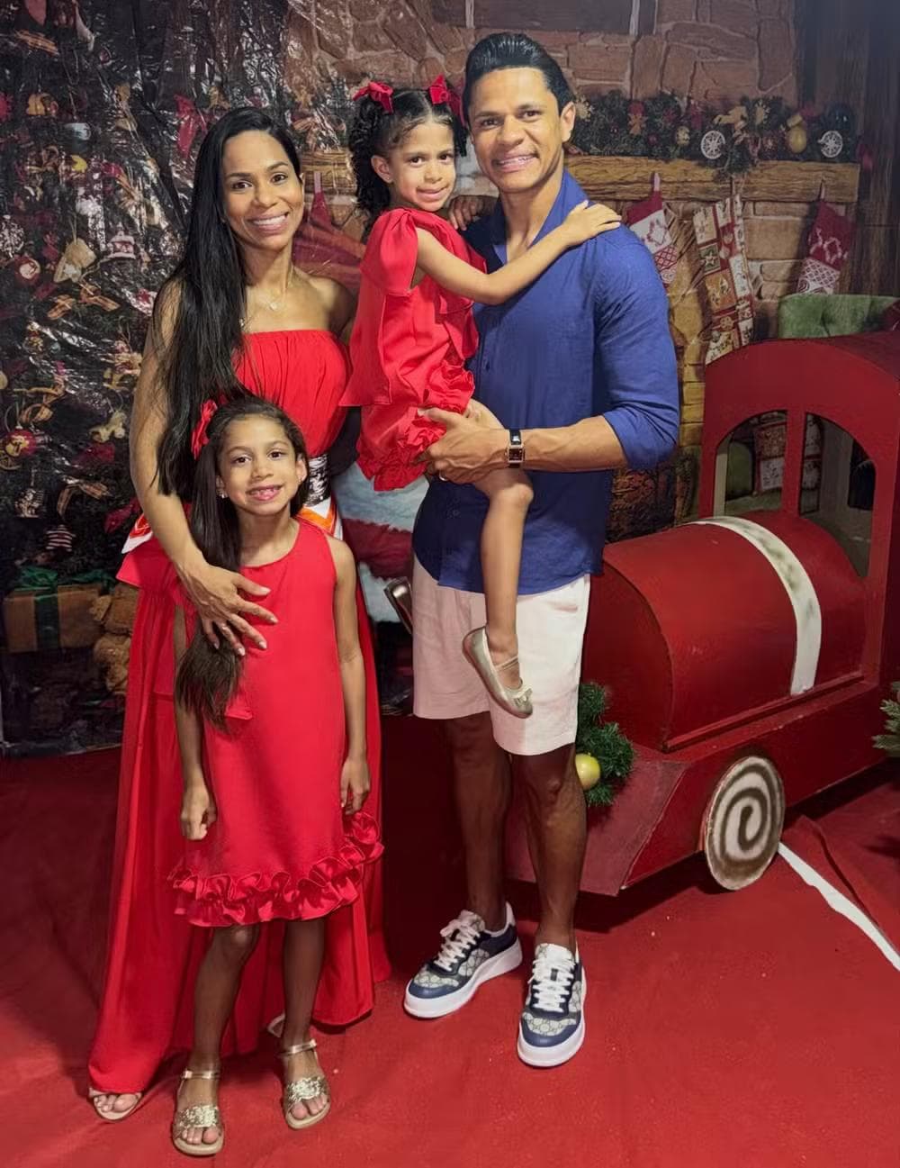Cristiane Santos tem duas filhas com o jogador Douglas Santos — Foto: Reprodução