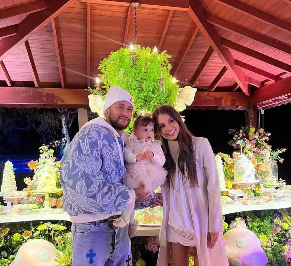 Neymar e Amanda Kimberlly posam com a filha, Helena, pela primeira vez — Foto: Instagram