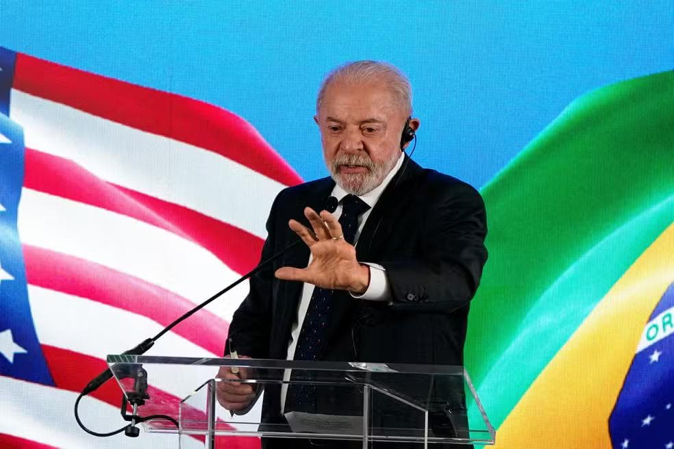 O presidente brasileiro Luiz Inácio Lula da Silva gesticula enquanto fala com repórteres após sua reunião na Casa Branca com o presidente dos EUA, Donald Trump, na Embaixada do Brasil em Washington, DC, EUA, em 7 de maio de 2026 — Foto: REUTERS/Elizabeth Frantz