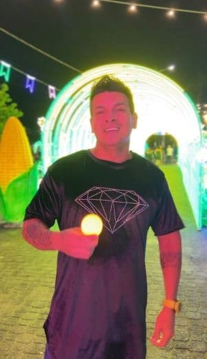 Bruno Ferreira, turista do Rio de Janeiro elogiou estrutura de iluminação da Prefeitura de Maceió. Foto: Bia Rodrigues/Ascom Ilumina