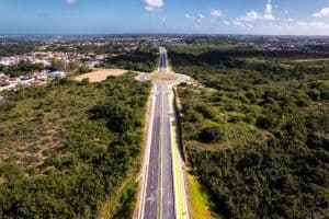Além das pistas com sete metros de largura, a nova via conta com ciclovia, calçadas para pedestres, iluminação em LED e áreas vegetadas ao longo de todo o percurso. Foto Felipe Sóstenes/Secom Maceió