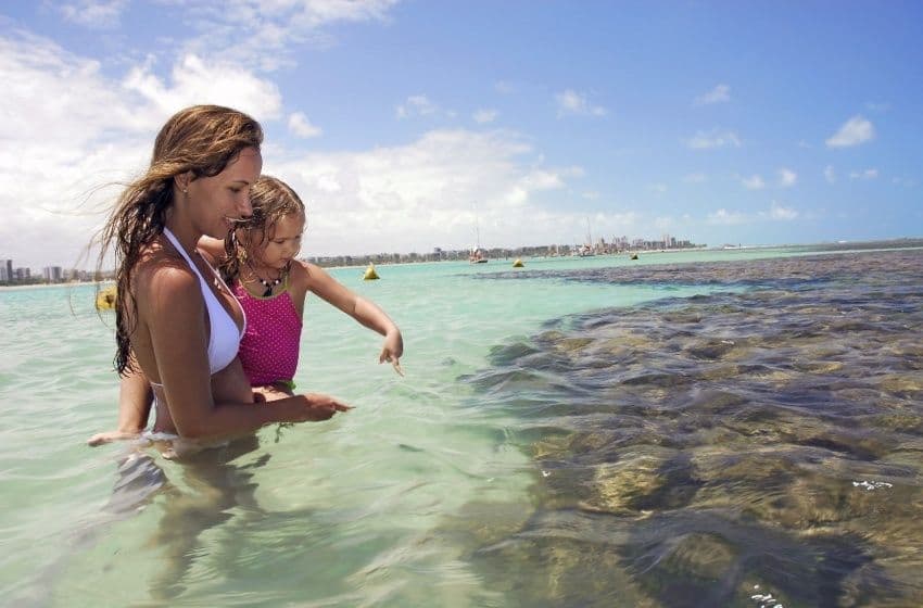 Turistas nas piscinas naturais em Maceió. Foto: Secom Maceió