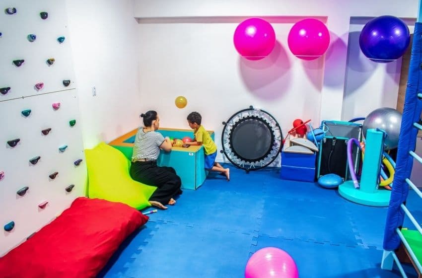 Processo terapêutico começa com uma avaliação detalhada, que reúne informações trazidas pelos cuidadores e dados obtidos por meio de testes com o paciente. Foto: Alisson Frazão/ Secom Maceió
