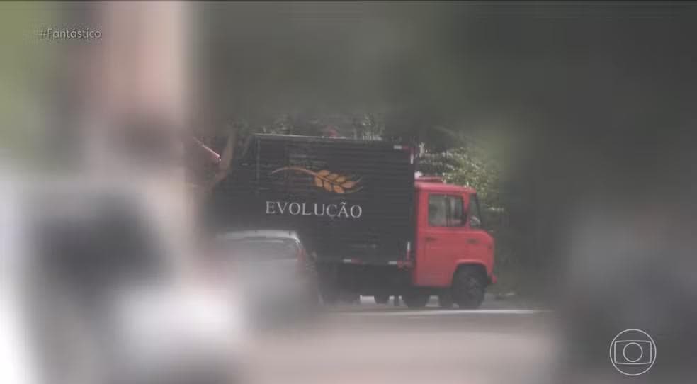 Caminhão de empresa ligada à facções no Rio de Janeiro. — Foto: Fantástico