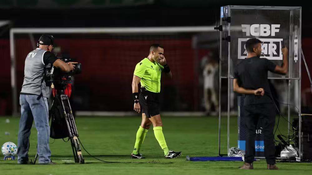 Árbitros poderão revisar o segundo cartão amarelo dado para um jogador — Foto: Cesar Greco/Palmeiras