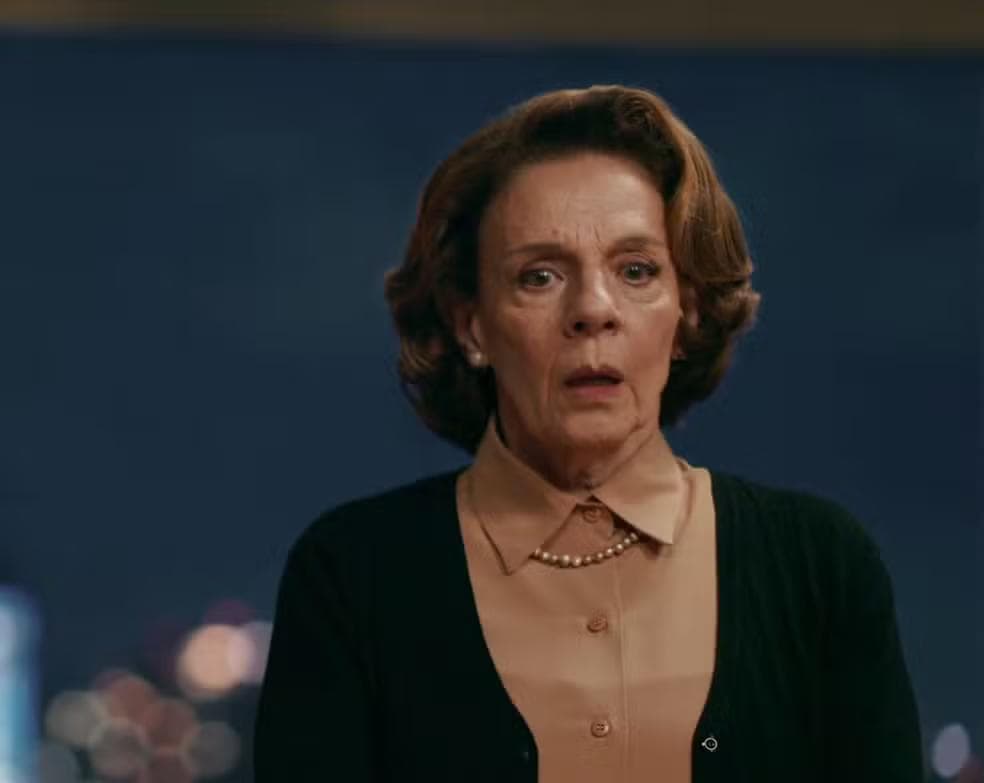 Diná contará a Pilar que audiência de Arthur foi marcada — Foto: Globo