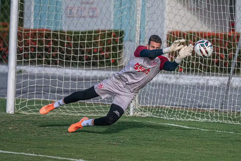 Vitor Caetano, goleiro do CRB, tem dois amarelos — Foto: Francisco Cedrim/Ascom CRB