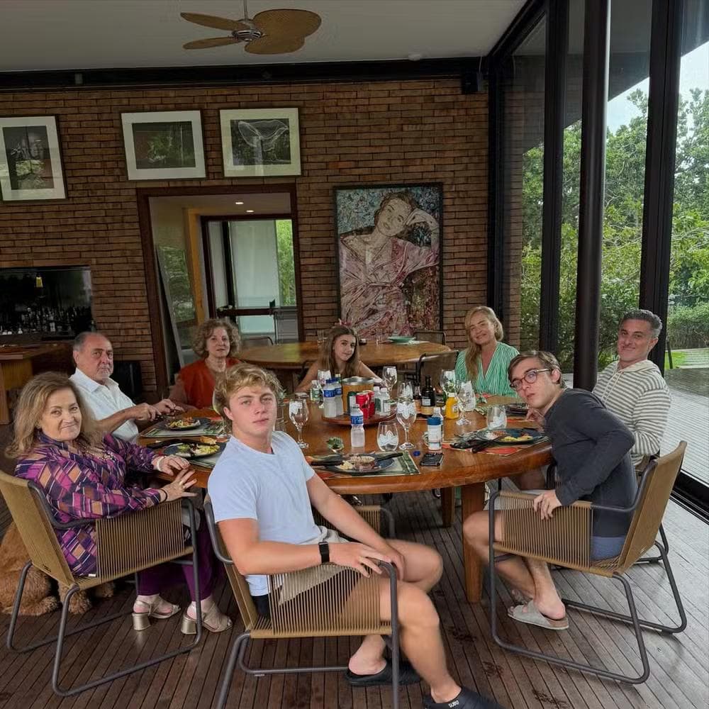 Angélica posa com a família neste Dia das Mães (10) — Foto: Reprodução/ Instagram @angelicasky