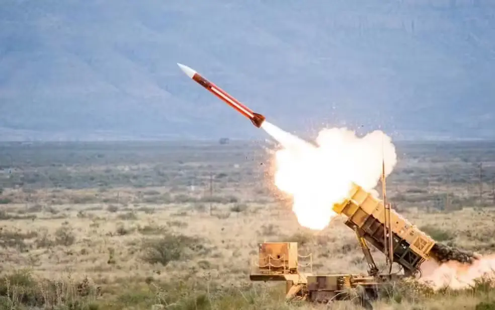Míssil sendo disparado de sistema de defesa aéreo Patriot. — Foto: Reprodução/Raytheon Technologies