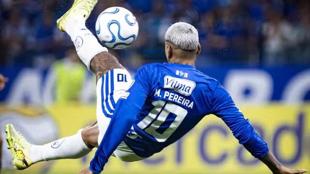Matheus Pereira marca de voleio para o Cruzeiro (Foto: Gustavo Aleixo/ Cruzeiro)