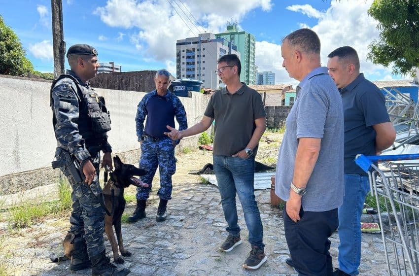 Cão farejador Apollo faz demonstração de capacidade na secretaria. Foto: Ascom Semsc