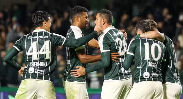 Coritiba vira sobre o Bahia em partida de 5 gols e cola no G-5