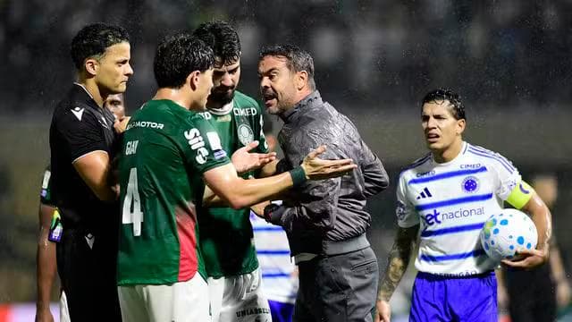Artur Jorge discute com Giay em Palmeiras x Cruzeiro (Foto: Marcos Ribolli)