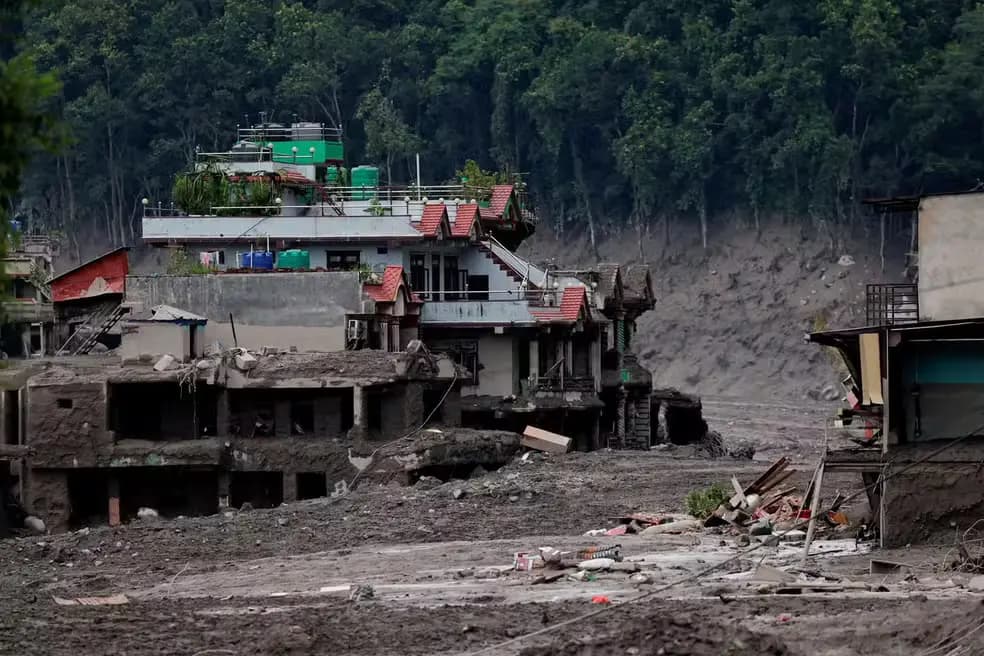 Casas destruídas por avalanche no Nepal em 26 de agosto de 2026 — Foto: Navesh Chitrakar/REUTERS