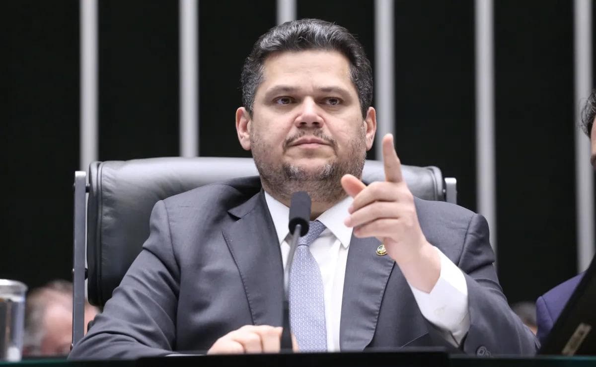 O presidente do Senado e do Congresso Nacional, Davi Alcolumbre (União-AP), durante sessão conjunta de deputados e senadores • Kayo Magalhães/Câmara dos Deputados