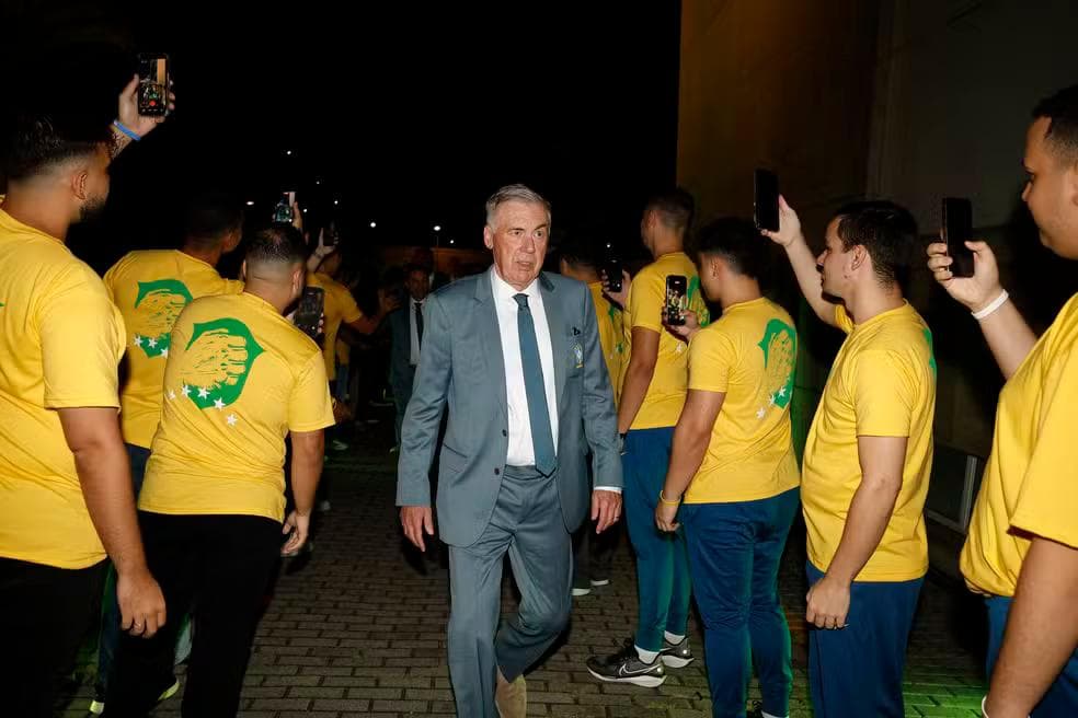 Carlo Ancelotti, no embarque da Seleção para a Copa do Mundo — Foto: Rafael Ribeiro/CBF