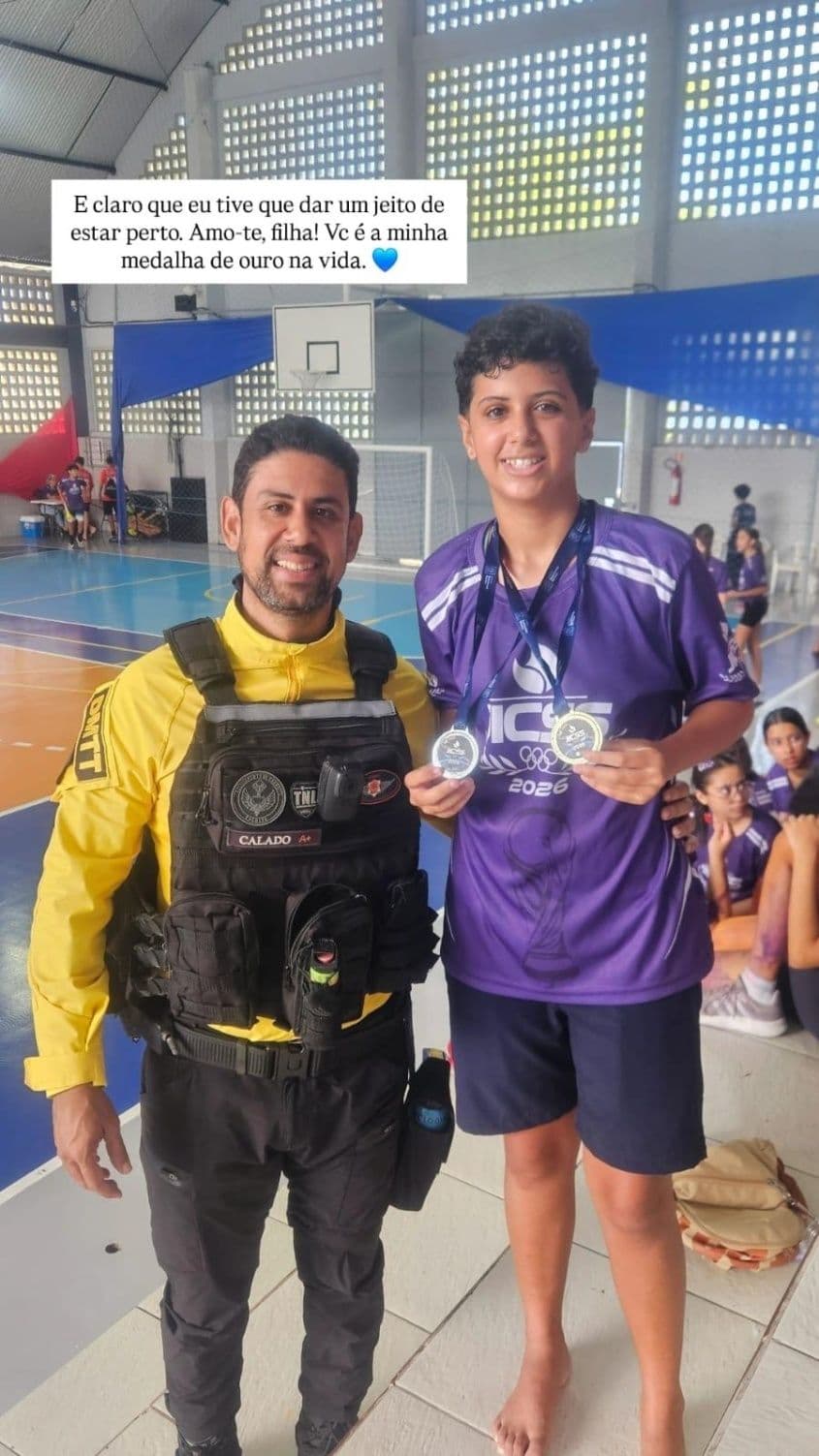 Patrick, agente de trânsito, e a filha Maria Carolina, 12 anos: conciliar trabalho e paternidade é desafiador. Foto: Secom Maceió