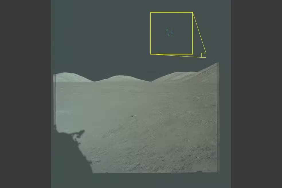 Foto tirada pela missão Apollo 17 na Lua em 1972 mostra visão aumentada de três pontos de luz não identificados. — Foto: Nasa/Divulgação/Departamento de Guerra dos EUA