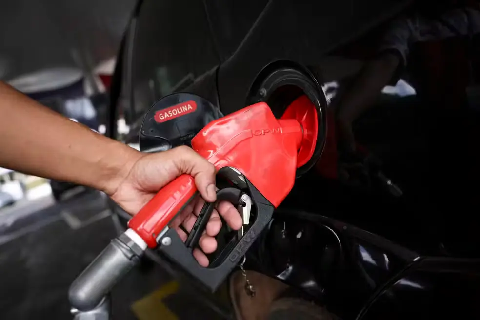 Carro abastece com gasolina. — Foto: Marcelo Camargo/Agência Brasil