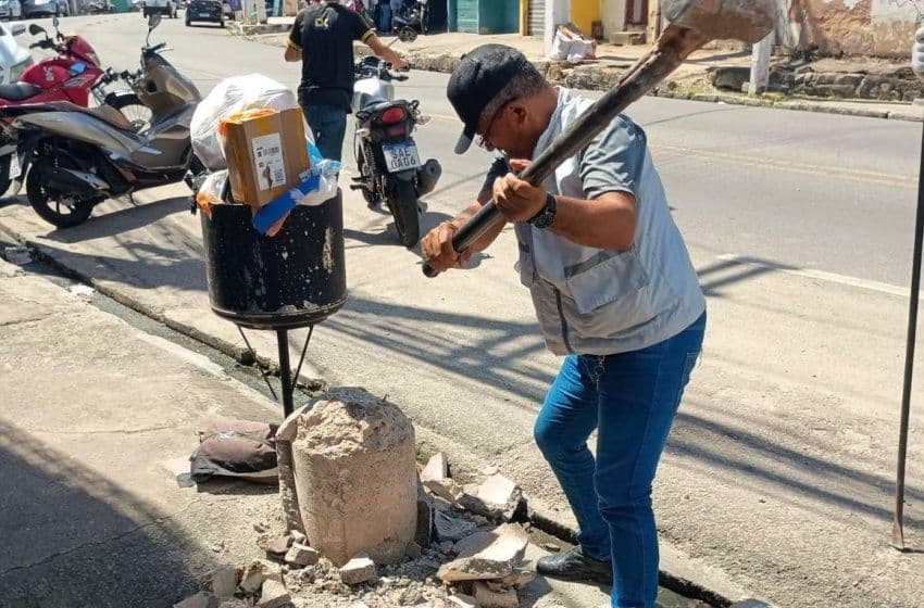 Para a remoção das estruturas irregulares, as equipes utilizaram ferramentas como martelete, marreta e alavanca. Foto: Ascom Semsc