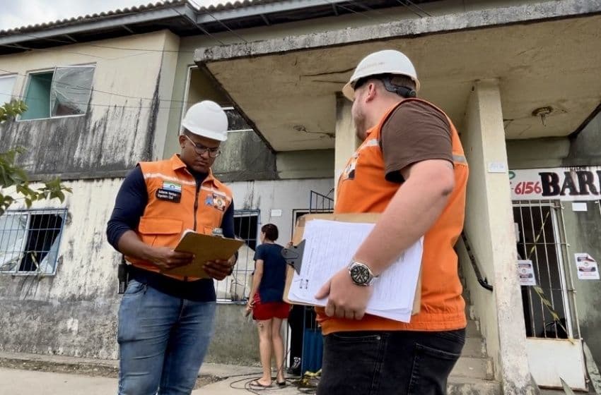Engenheiros do órgão realizam a estrutura do imóvel para verificar se o mesmo será interditado, após a ocorrência de um desastre. Foto: Ascom Defesa Civil Maceió